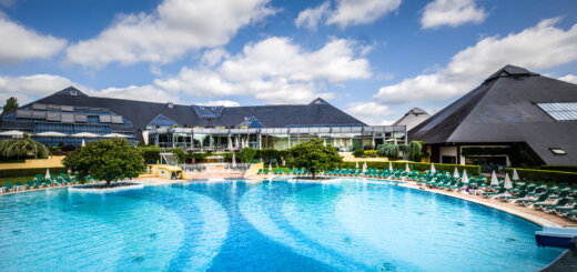 Vue de la piscine en plein air du club sportif Les Pyramides à Port-Marly